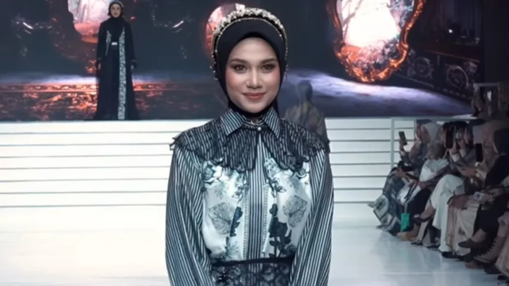 Catwalk Lagi, Azizah Salsha Bikin Pangling Tampil Berhijab