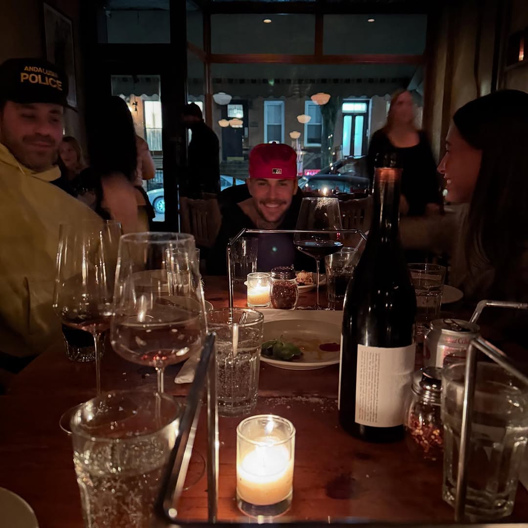 Hailey Bieber memandang Justin dengan penuh kasih sayang. Foto : Instagram/justinbieber