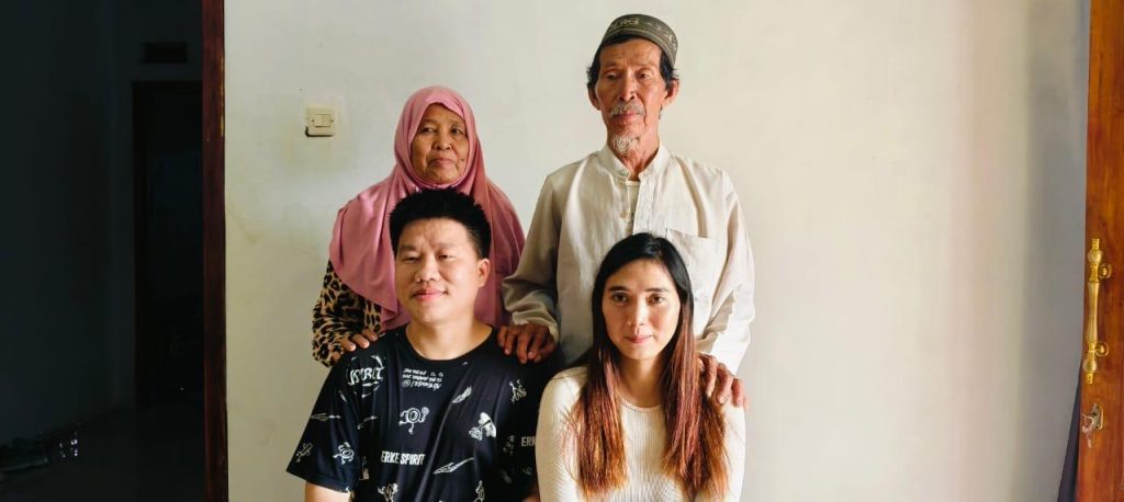 Sugi (kanan bawah), Cai dan orangtua. (Foto: IST)