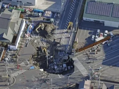 Potret Sinkhole di Prefektur Saitama, Jepang yang diambil pada Jumat (31/1). Foto: Dok. Kyodo