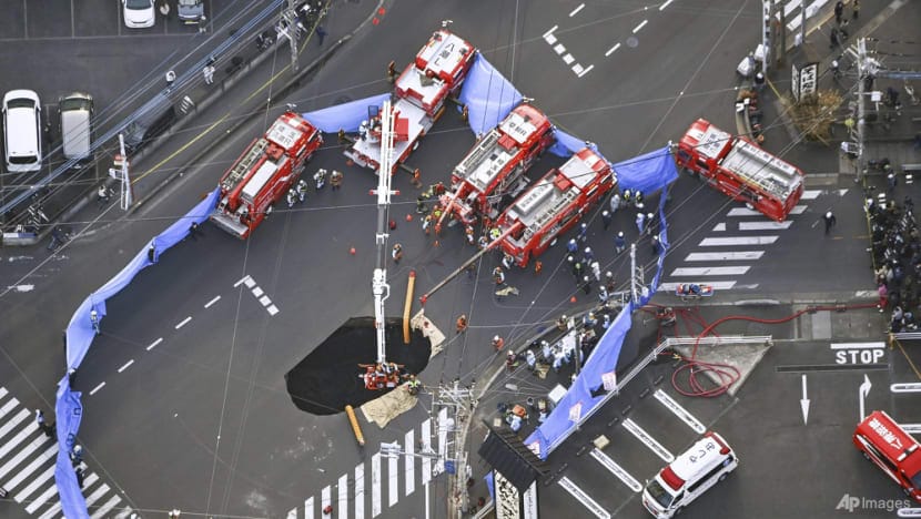 Petugas mencoba menyelamatkan kakek yang terjebak, Selasa (28/1). Foto: Dok. Kenichiro Kojima/Kyodo