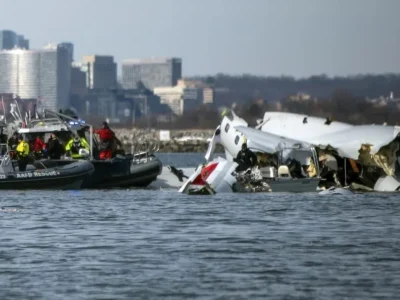Bagian pesawat American Airlines yang jatuh di Sungai Potomac. Foto: Dok. AP News