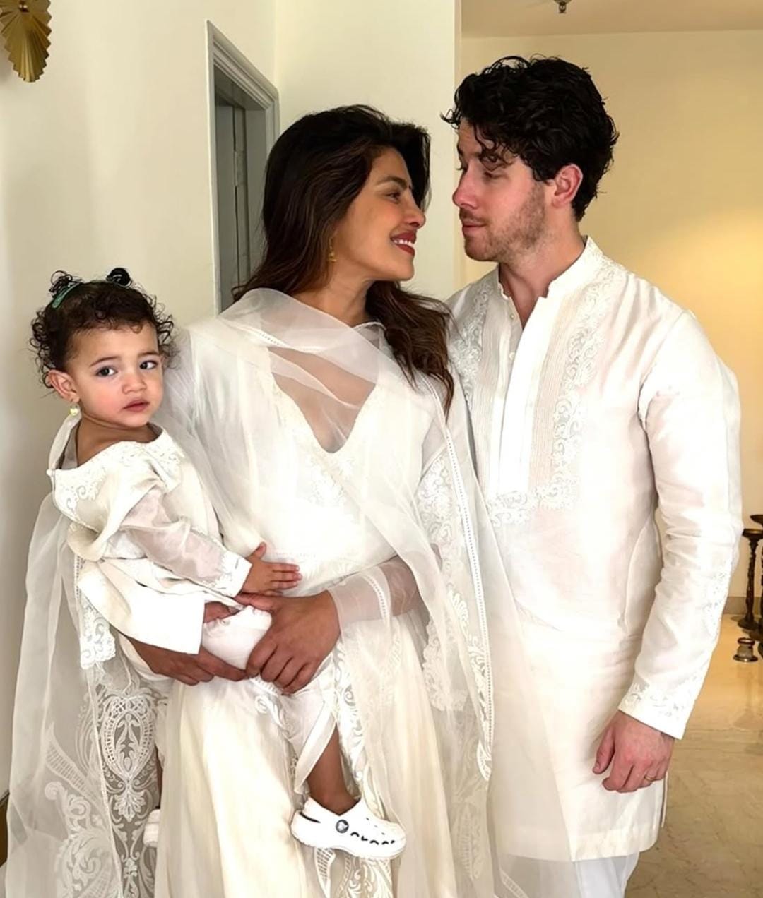 Priyanka Chopra, Nick Jonas, dan putri mereka. Foto: Dok. Instagram @priyankachopra