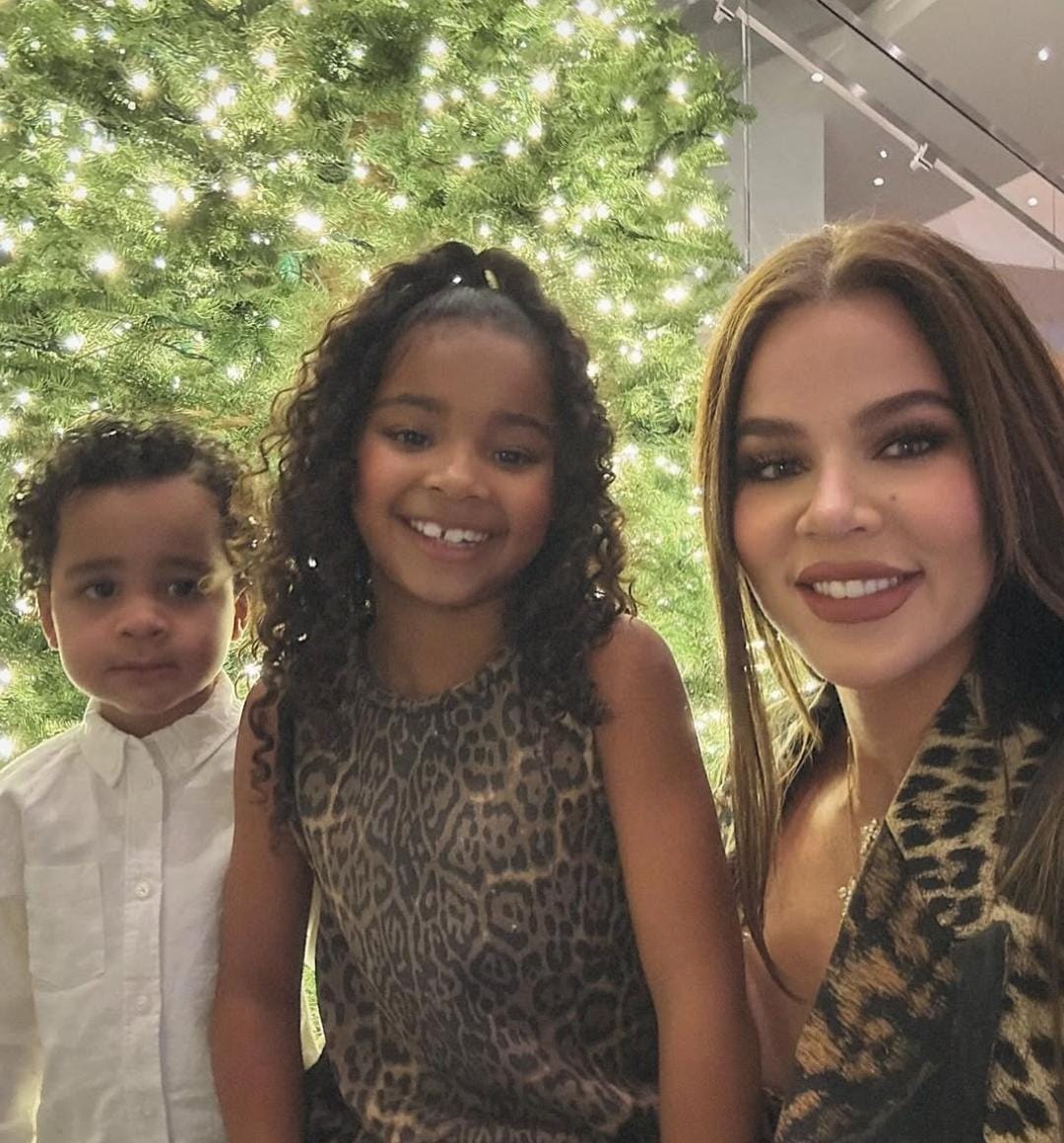 Khloe Kardashian dan dua anaknya. Foto: Dok. Instagram @khloekardashian