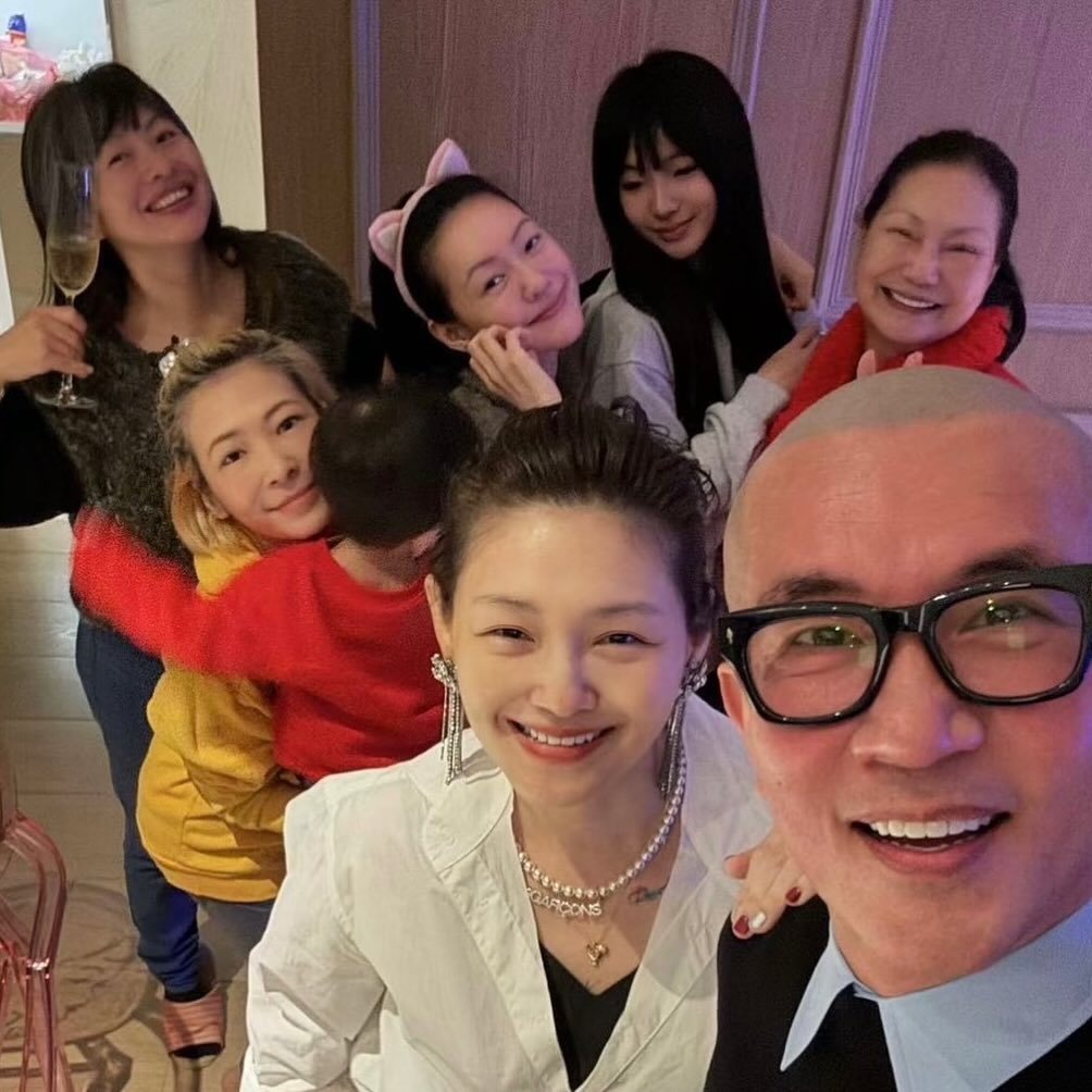Mendiang bersama suaminya, Koo Jun-yup dan keluarga saat merayakan tahun baru 2025 (Foto: instagram/djkoo)