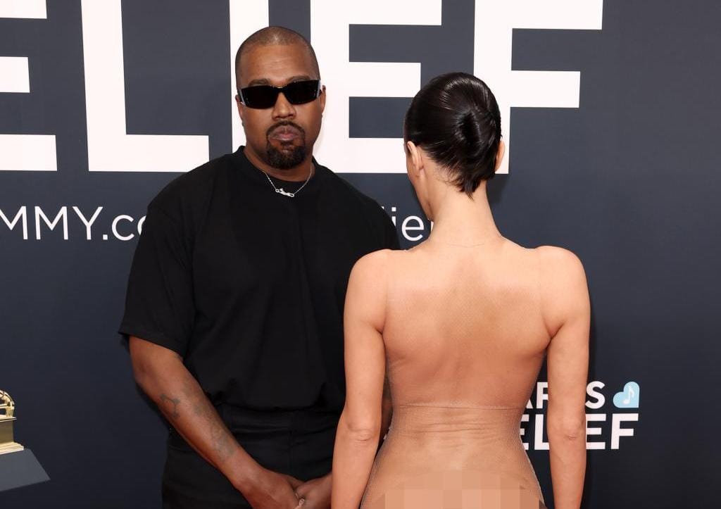 Gaya vulgar Bianca mengenakan dress tipis dan transparan. Foto: Dok. Getty Images