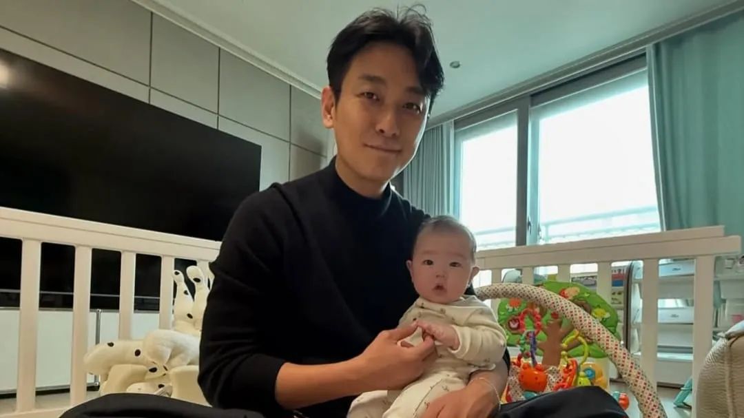 Bikin Heboh Fans, Ju Ji Hoon Pamer Skill Momong Anak