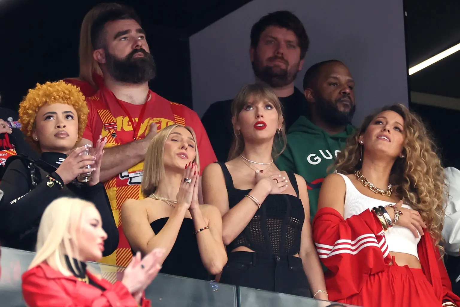 Taylor bersama teman-teman saat nonton pertandingan Travis (Foto: Getty)