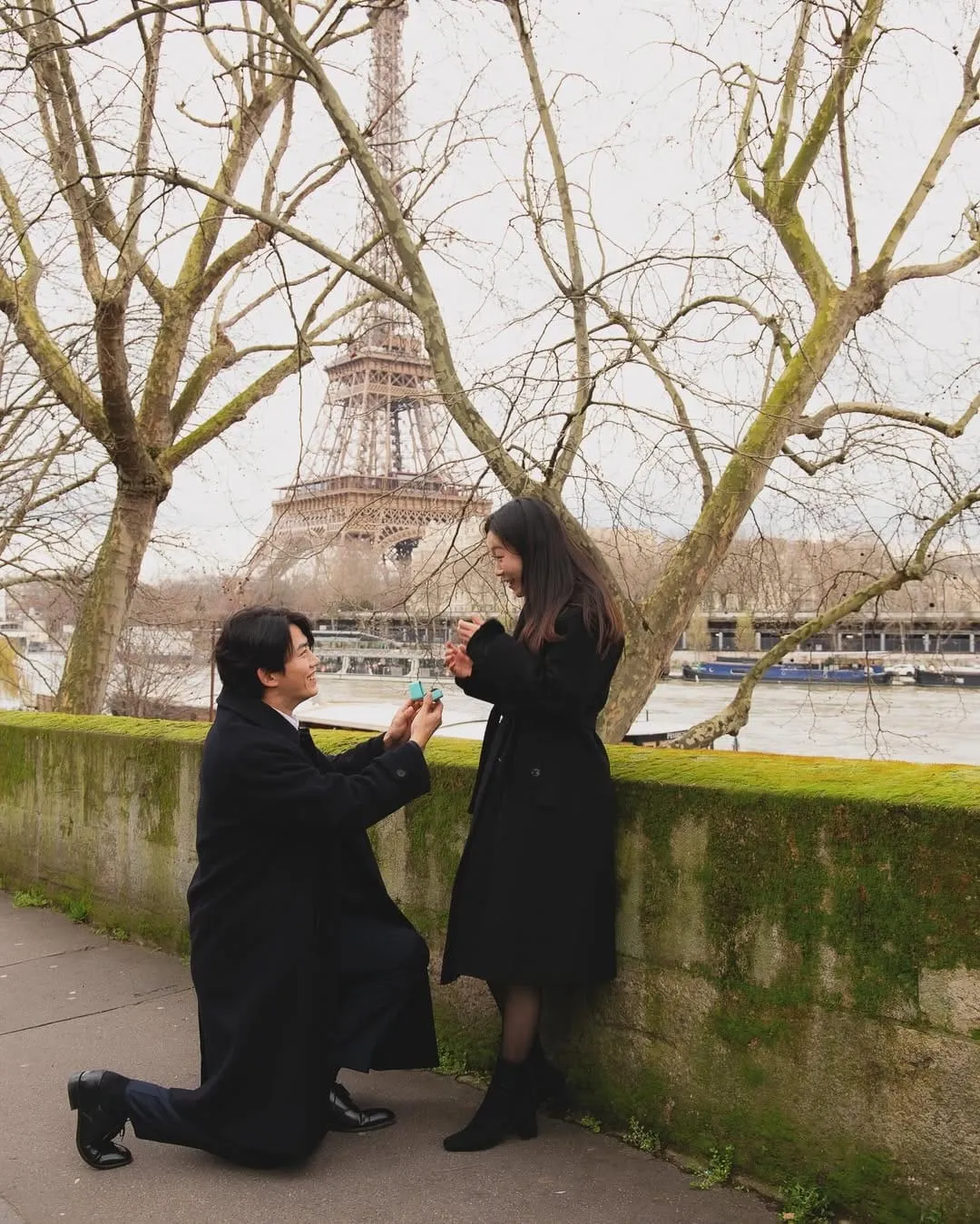 Taecyeon berlulut melamar kekasihnya. Foto: Dok. Instagram @thebestphotoparis