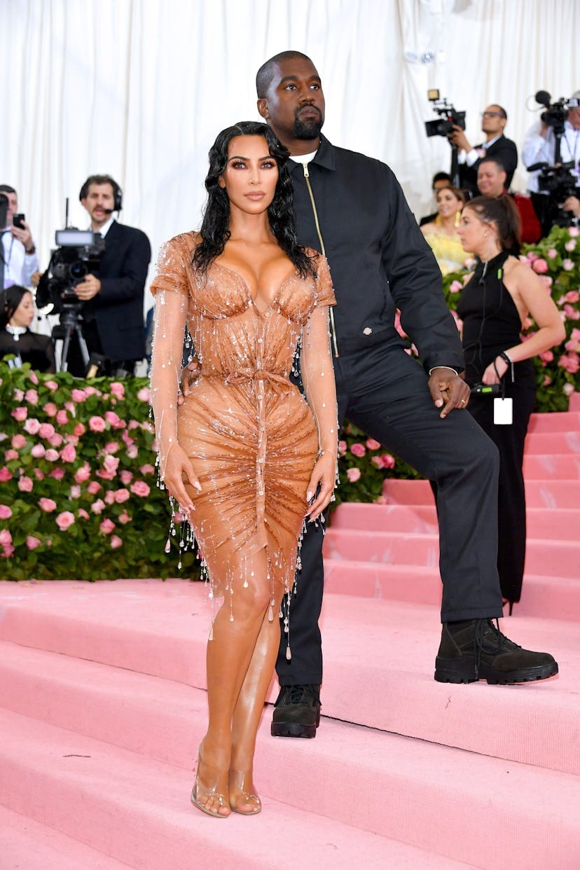 Busana Kim Kardashian yang dikritik Kanye West. Foto: Dok. Dia Dipasupil/W Magazine