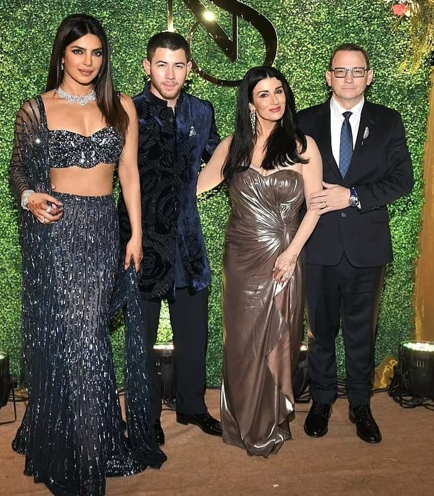 Priyanka bersama orang tua Nick di malam Sangeet (Foto: BACKGRID)