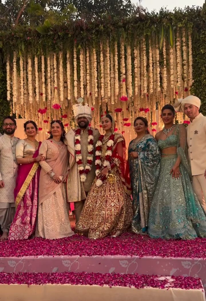 Foto bersama keluarga (Foto: Instagram/believeweddings)