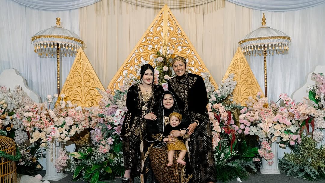 Baby Agham bersama nenek (Foto: Instagram/viavallen)