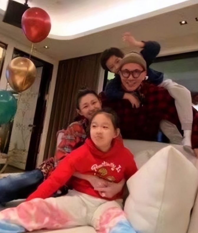 DJ Koo bersama mendiang istri dan dua anak sambungnya. Foto: Dok. yule.360