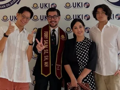 Ferry Salim raih gelar S2 di usia 58 tahun (Foto: Instagram/ferrysal1m)