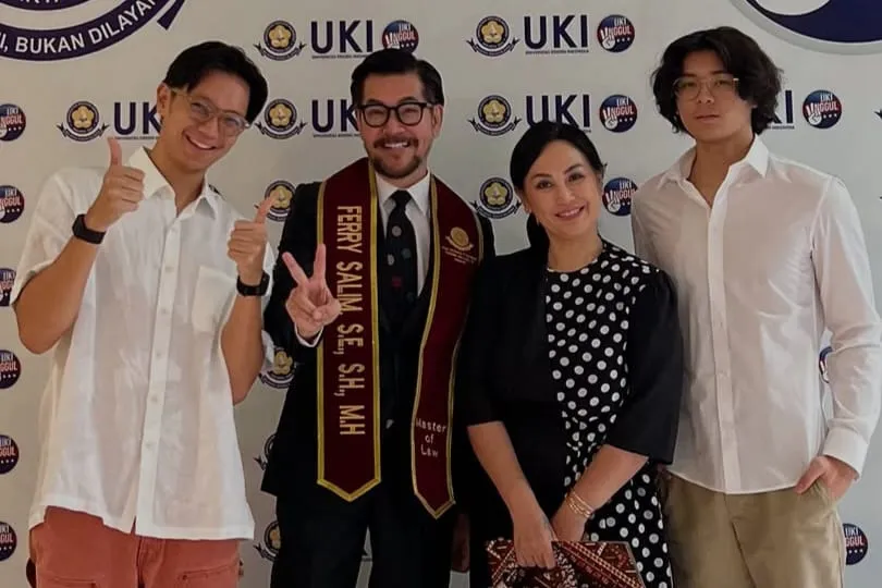 Momen Ferry Salim Lulus S2 di Usia 58, Didampingi Anak Istri