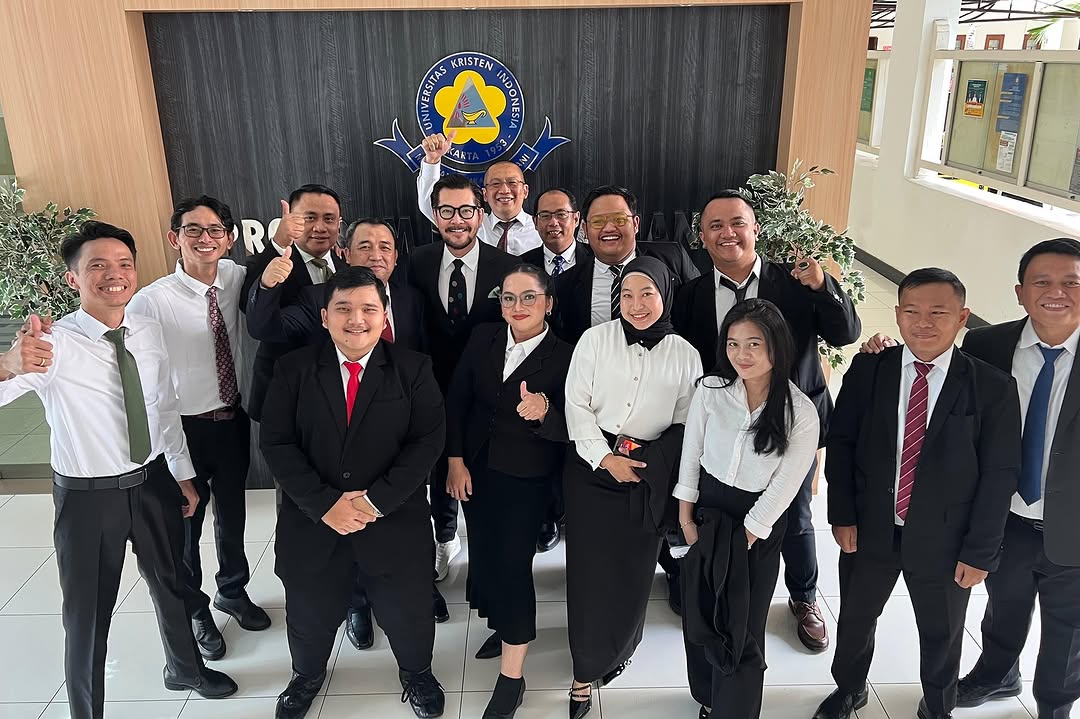 Ferry dan teman-teman kuliah (Foto: Instagram/ferrysal1m)