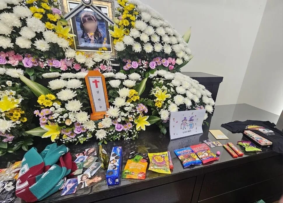Altar pemakaman Kim Ha Neul yang diletakkan photocard dan barang-barang kesukaannya. Foto: Dok. Choi Ye Rin/Hankyoreh