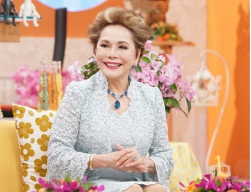 Dewi saat hadir sebagai bintang tamu di salah satu acara TV Jepang. Foto: Dok. Instagram @dewisukarnoofficial