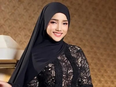 Gaya Fuji tampil berhijab. Foto: Dok. Instagram @hijabista.hub