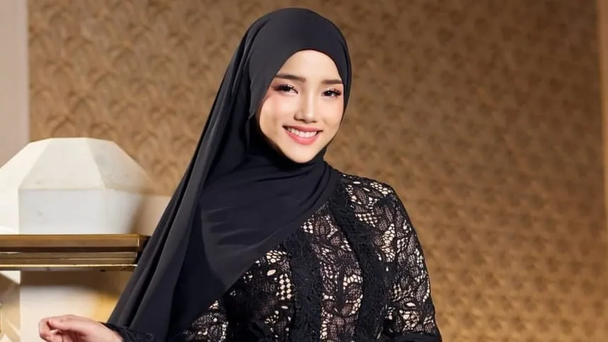 Pesona Fuji Tampil Berhijab, Jadi Model Busana Lebaran