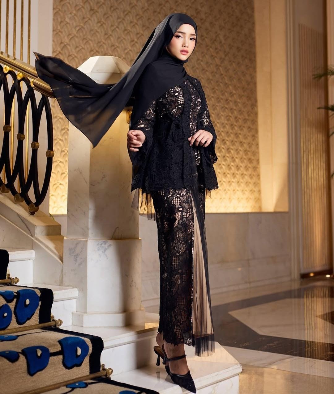 Fuji memancarkan kecantikannya dalam balutan busana hitam. Foto: Dok. Instagram @hijabista.hub
