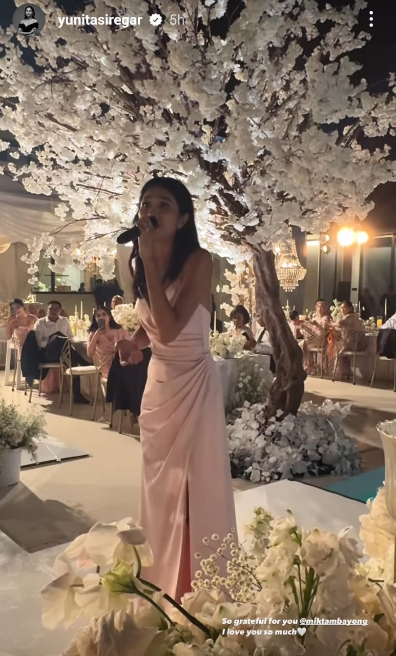 Mikha Tambayong di acara pernikahan Yunita Siregar. Foto: Dok. Instagram @yunitasiregar
