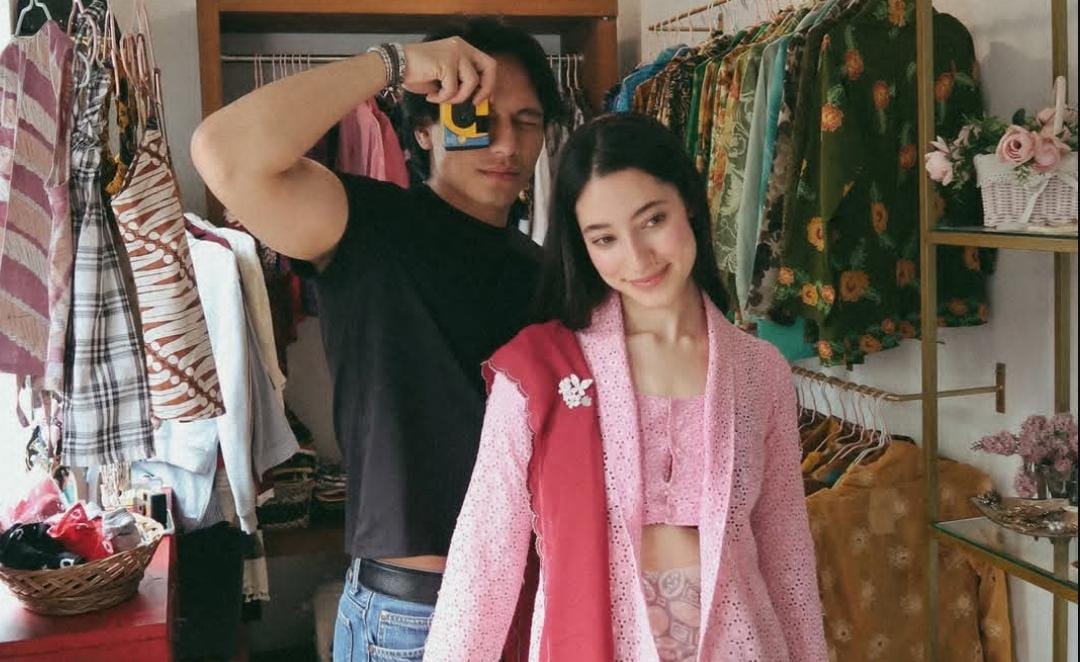 Ameera mengenakan kebaya pink. Foto: Dok. Instagram @littlemisskhan