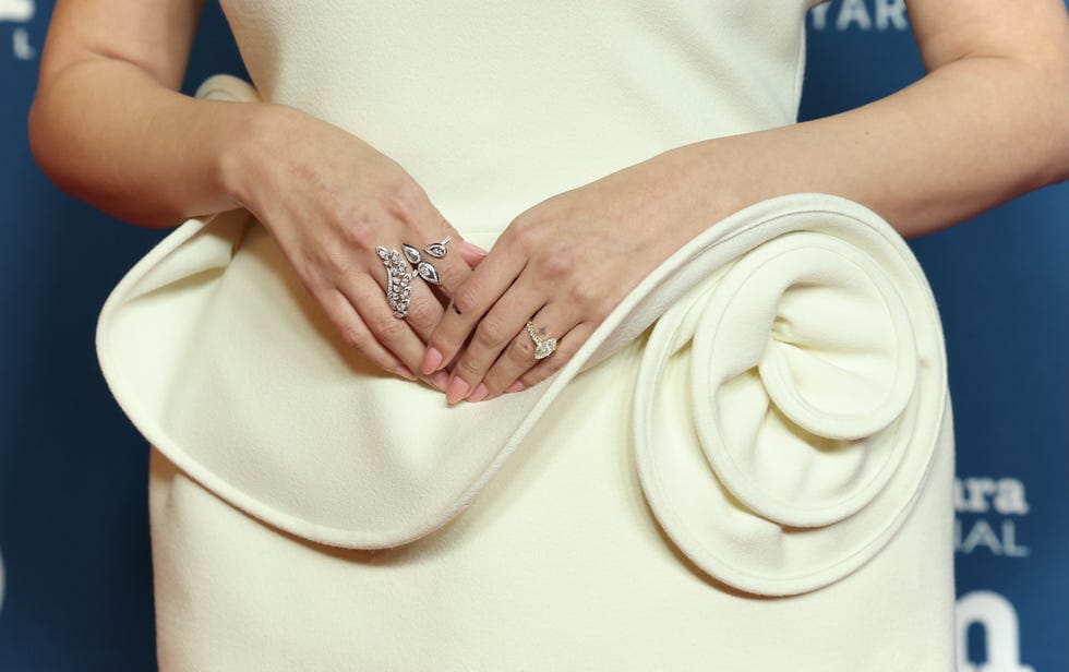 Nail art Selena Gomez saat menghadiri SBIFF 2025. Foto: Dok. Robin L Marshall