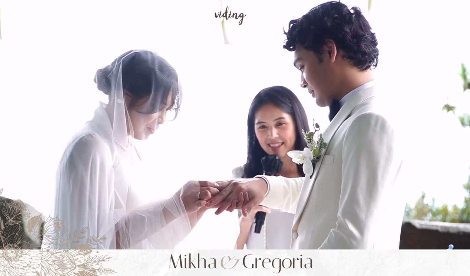 Momen pasang cincin. Foto: Dok. YouTube vidingco