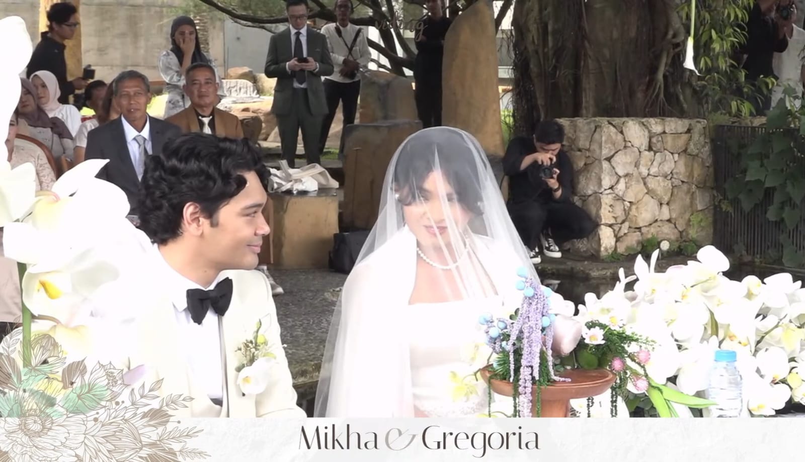 Mikha Angelo dan Gregoria Mariska tampil memukau mengenakan busana putih. Foto: Dok. YouTube vidingco