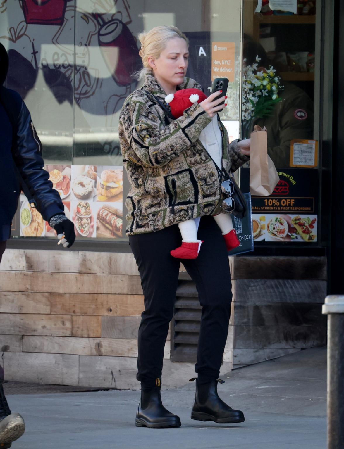 Jennifer Young membawa putrinya pergi berjalan-jalan. Foto: Dok. Probe-Media/NY Post