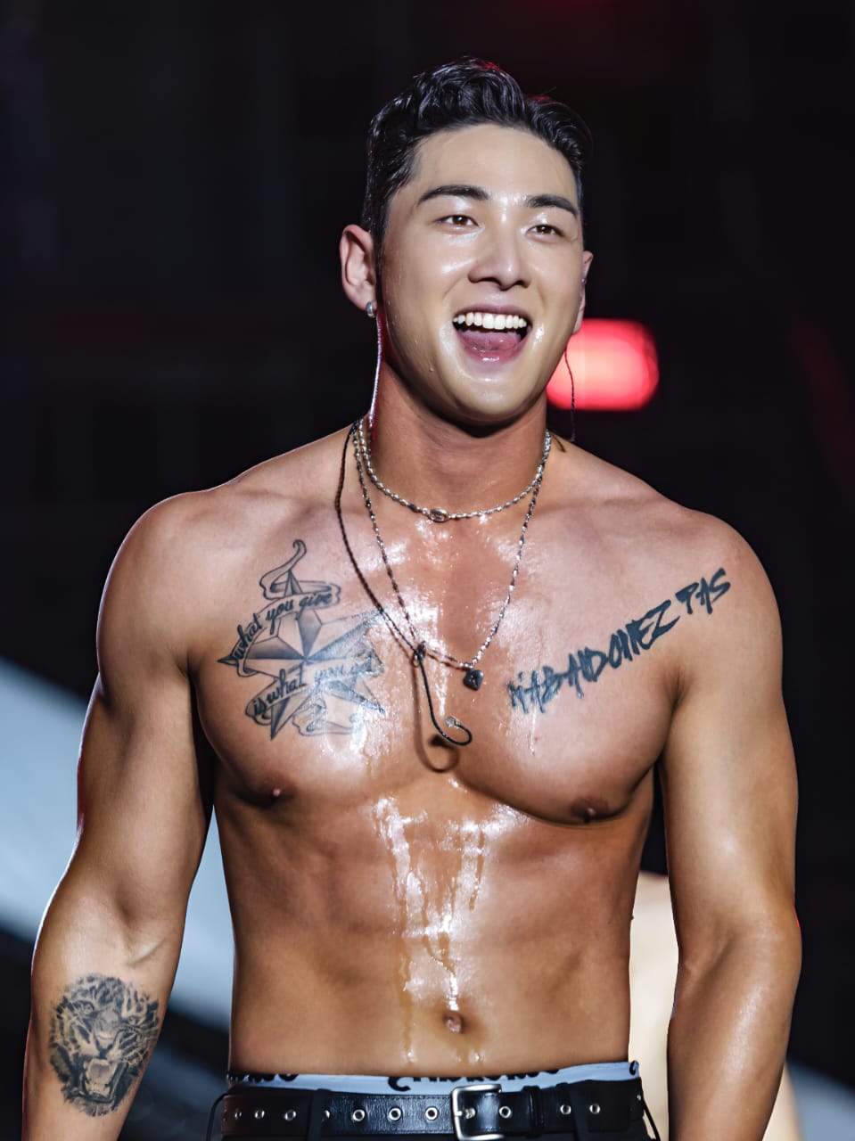 Baekho tampil bertelanjang dada di Waterbomb Manila. Foto: Dok. X @00ho_bro