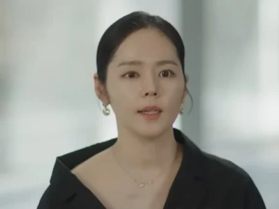 Han Ga In klarifikasi tuduhan netizen yang menyebutnya sebagai ibu ambisius. Foto: Dok. YouTube You Quiz on the Block.