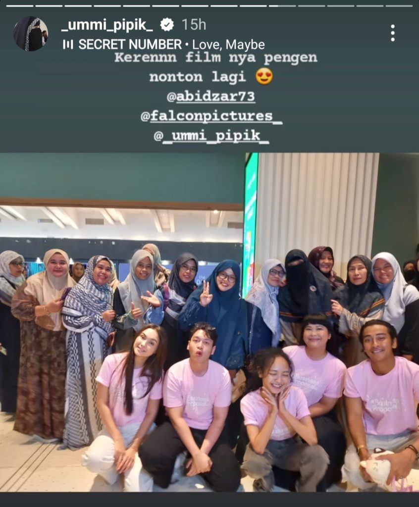 Umi pipik (bercadar) bersama penonton dan pemain ‘A Business Proposal’ (foto: Instagram/_ummi_pipik_)