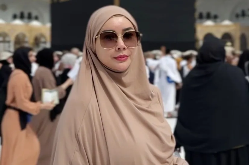 Rayakan Ultah saat Umrah, Aura Kasih Didoakan Menutup Aurat