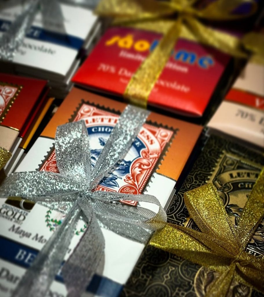 Letterpress Chocolate memiliki kemasan cengan corak unik (Foto: Instagram/letterpresschocolate)