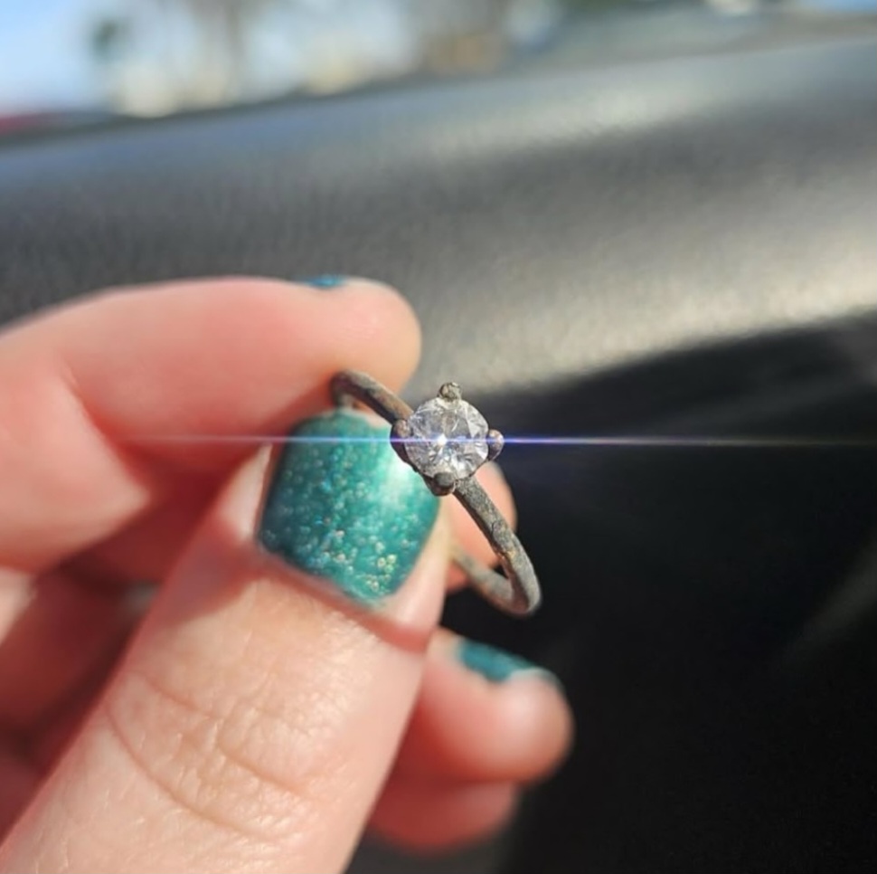 Cincin pertunangan yang ditemukan (Foto: Instagram/newsgit)