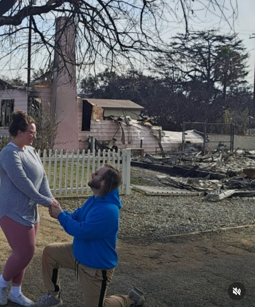 Keadaan rumah Brian dan Stephanie yang terbakar (Foto: Instagram/newsgit)