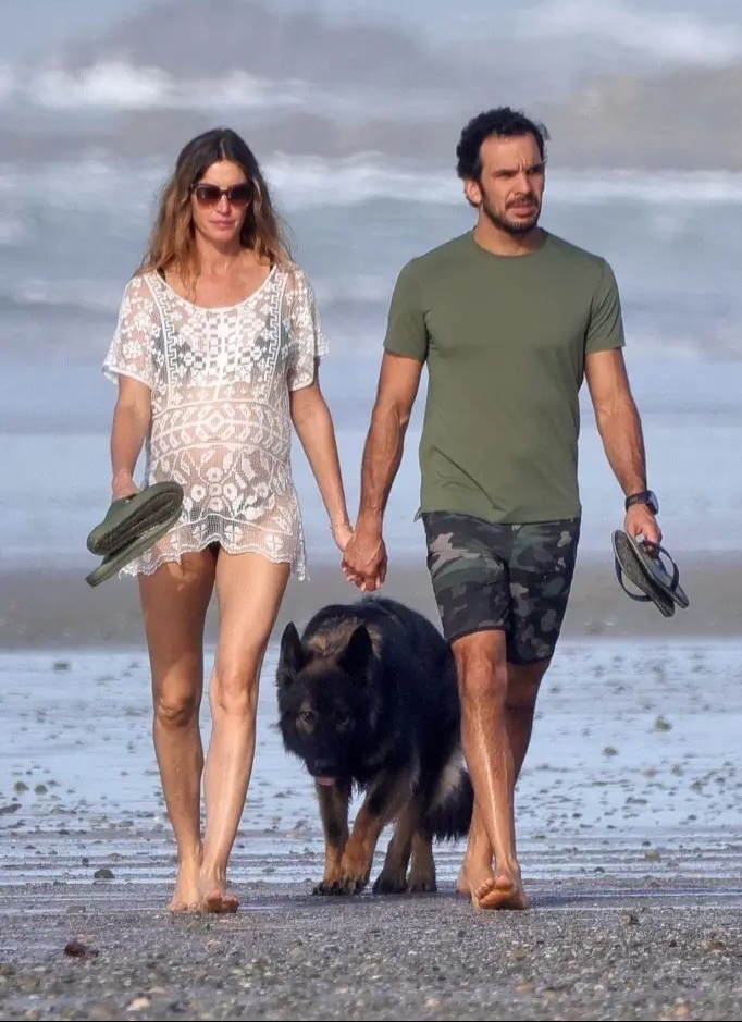Gisele dan Joaquim saat berjalan di pantai (Foto: BACKGRID)