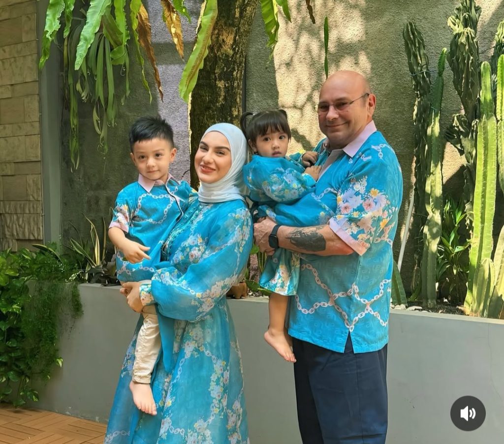 Papa Jo menggendong cucunya (Foto: Instagram/_irishbella_)
