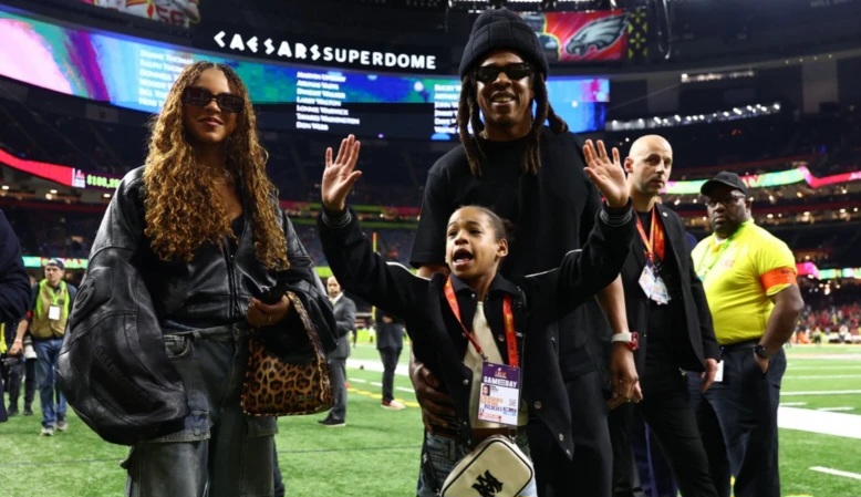 Jay-Z bersama anaknya (Foto: Reuters)