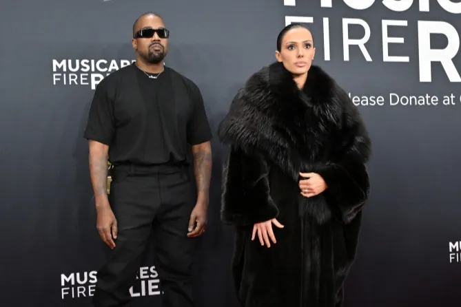 Produser Eksekutif Grammy Tanggapi Kontroversi Bianca Censori
