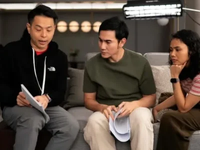 Dari kiri, Ernest Prakasa, Vino G Bastian, dan Dea Panendra saat syuting ‘Lupa Daratan’ (Foto: Instagram/ernestprakasa)