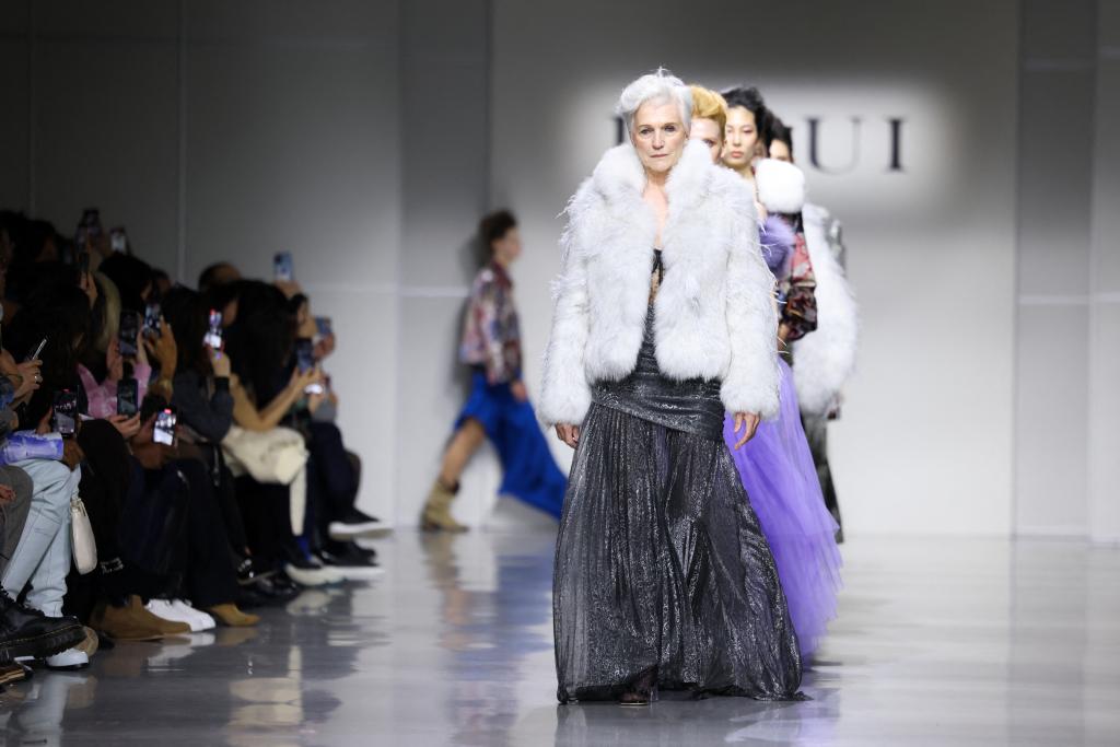 Maye Musk bersanding dengan model muda lainnya di NYFW. Foto: Dok. AFP via Getty