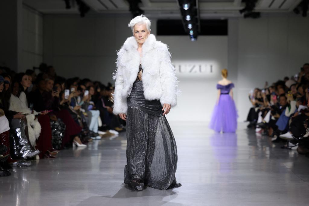 Maye Musk di runway NYFW mengenakan busana dari Juzui. Foto: Dok. AFP via Getty