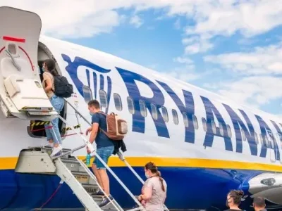 ILUSTRASI : Penumpang akan menaiki pesawat Ryanair. Foto : Getty