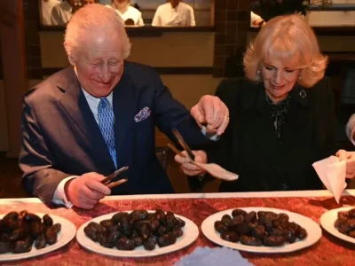Raja Charles dan Ratu Camilla menyambut Ramadan dnegan berbagi kurma (Foto: Getty Images)