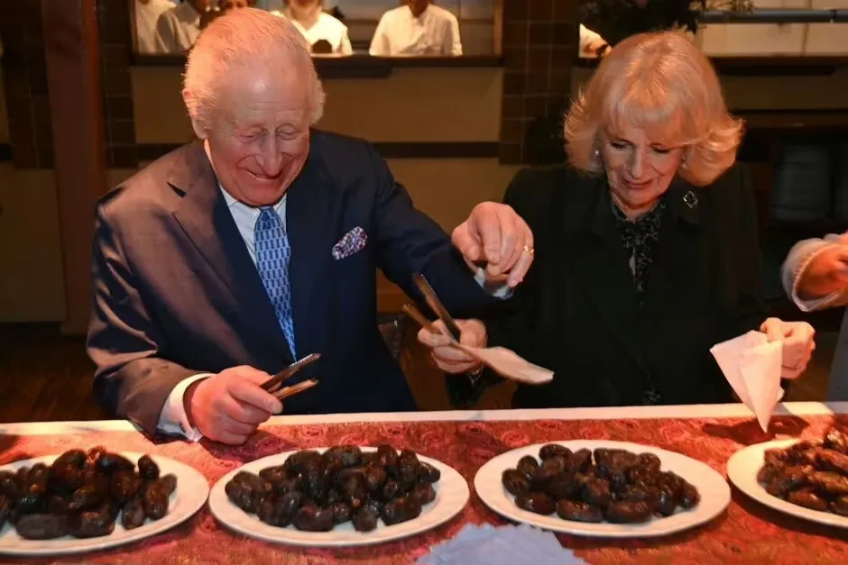 Sambut Ramadan, Raja Charles dan Ratu Camilla Bagikan Kurma