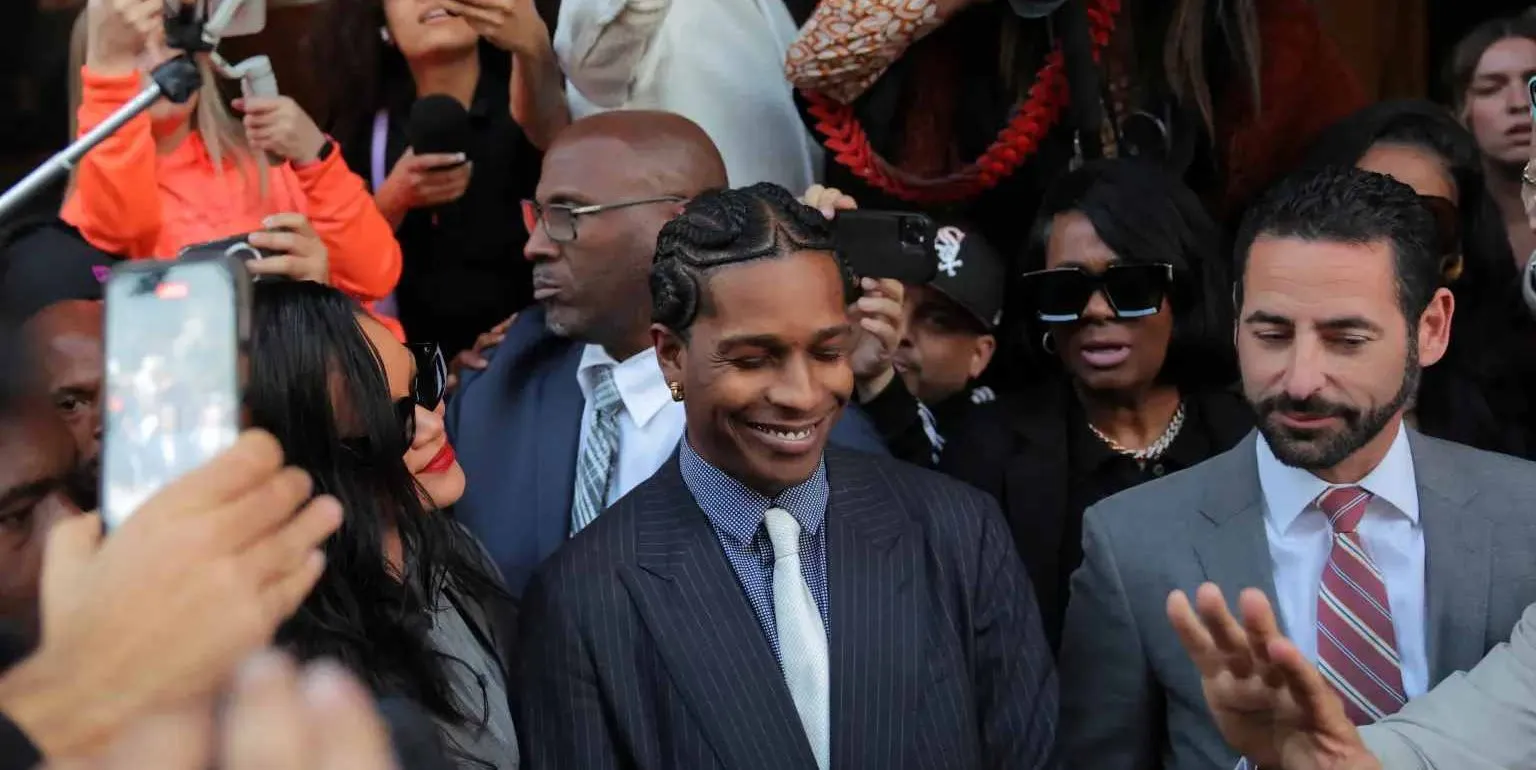 Divonis Tidak Bersalah, ASAP Rocky Peluk Rihanna